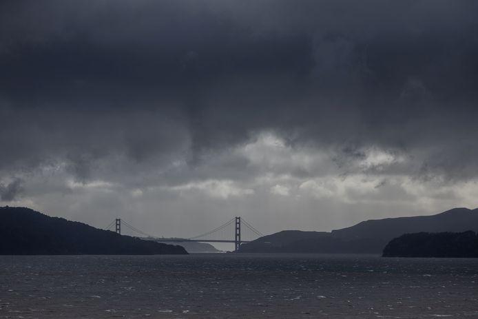 Donkere wolken boven de Golden Gate Bridge in Californië.