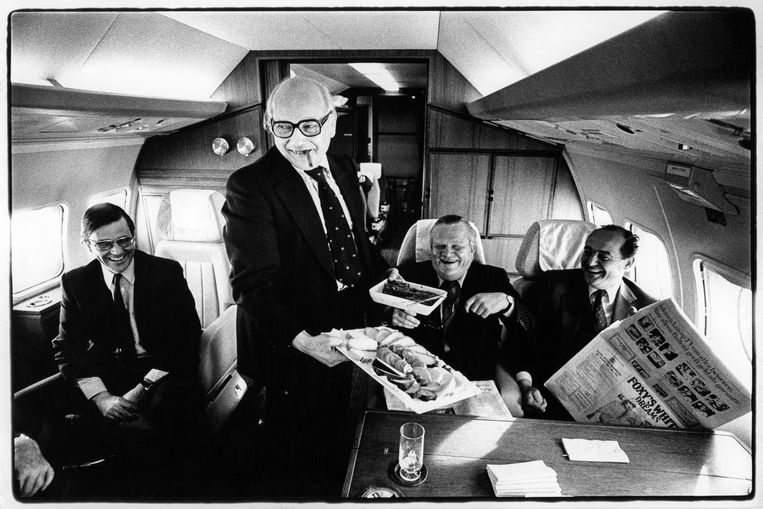 1976, minister-president Joop den Uyl na afloop van de EEG top in Luxemburg in het regeringsvliegtuig. Beeld Vincent Mentzel