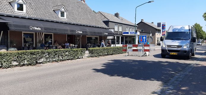 De proef in beeld: de bestelbus wijkt naar de andere weghelft uit om de blokkade te omzeilen.