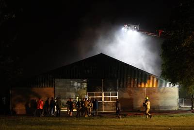 Opslag brandt bij boerenbedrijf in Wijk en Aalburg, brandweer voorkomt overslag naar volle stal met 