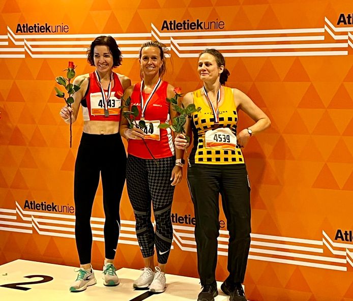 Het podium van het NK verspringen. Links Linda Clignett en in het midden Eefje Swinkels.