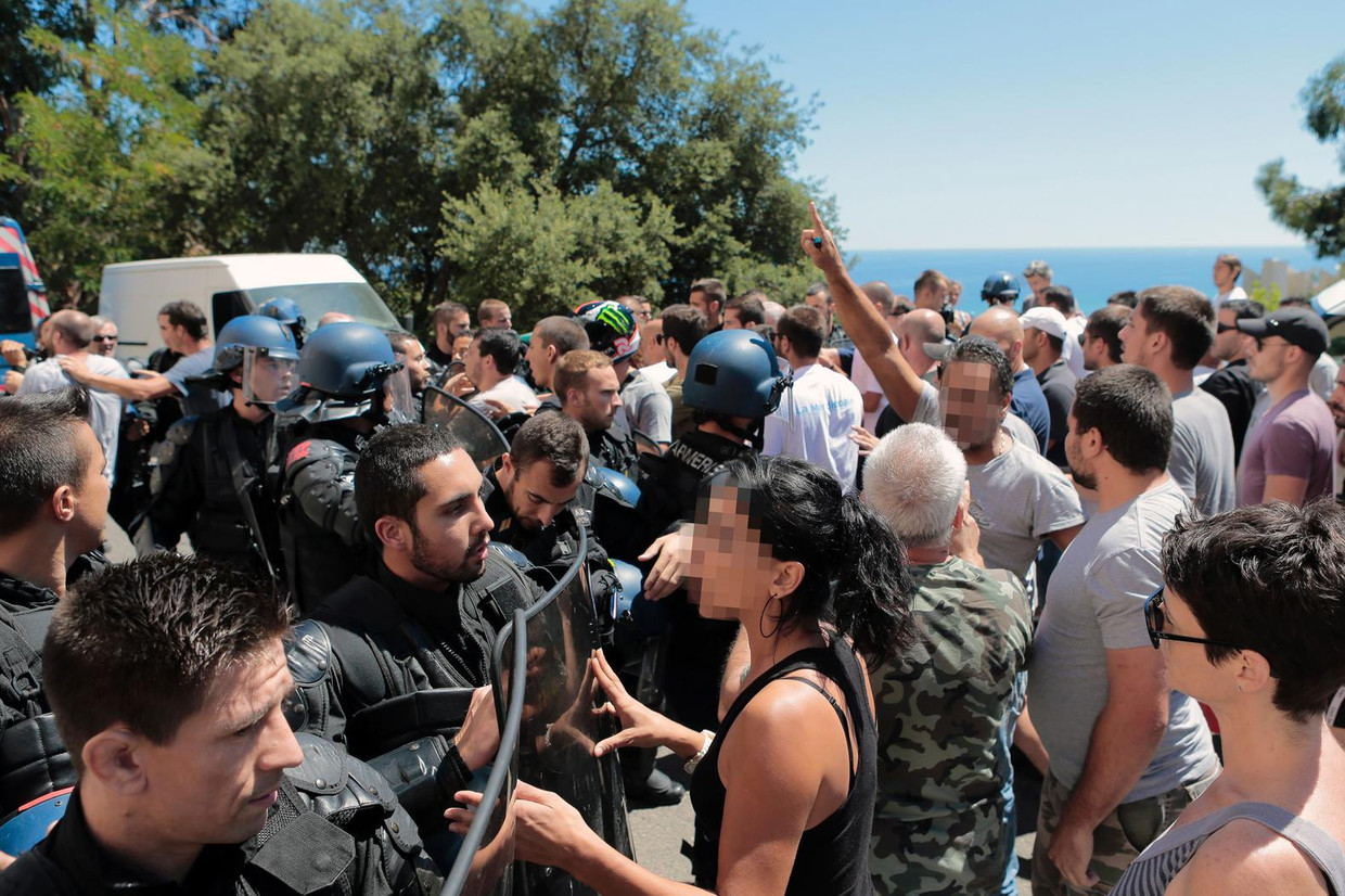 Op Corsica was het ook de dag na de gevechten onrustig. Beeld Afp