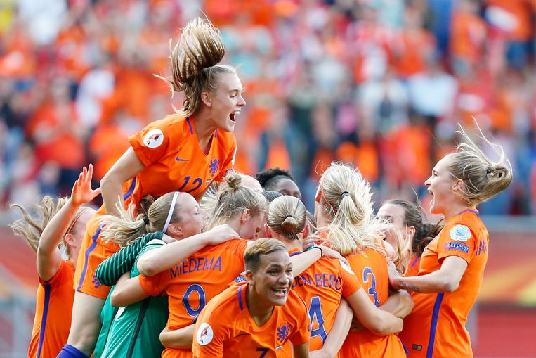 De speelsters van het Nederlands vrouwenelftal juichen na het winnen van de finale tussen Nederland en Denemarken van het EK vrouwenvoetbal in het FC Twente Stadion.  Beeld ANP