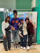 Celeste Plak met Japanse collega's op de foto.