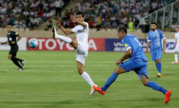 Masoud Shojaei (l) in actie namens Iran tegen Oezbekistan
