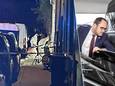 Minister Vincent Van Quickenborne onderzoekt een busje naar verstopplaatsen waar drugs en wapens in gesmokkeld kunnen worden.