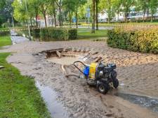 Sinkhole in Amersfoort: gesprongen waterleiding zet straat blank
