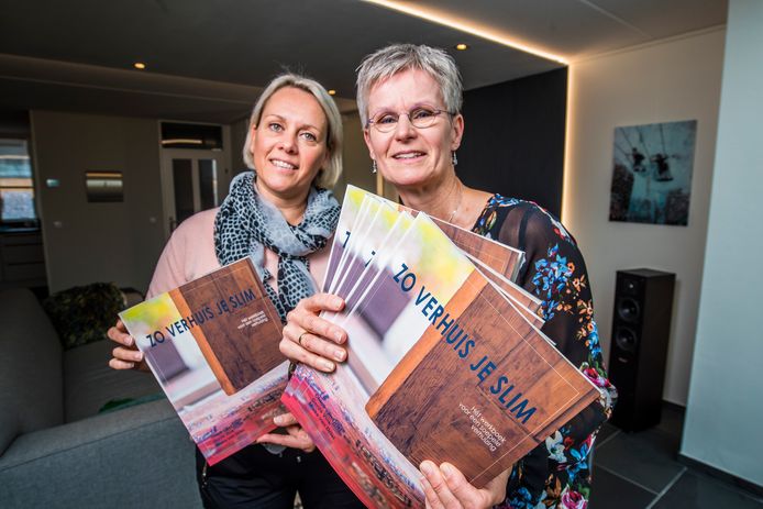 Zo verhuis je slim, het werkboek voor een soepele verhuizing. Vlnr Chloé van Driel en Gerda Vink.