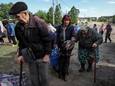 Inwoners van het Oekraïense stadje Vovtsjansk en omliggende dorpen wachten op bussen die hen naar een veiligere plek moeten brengen.