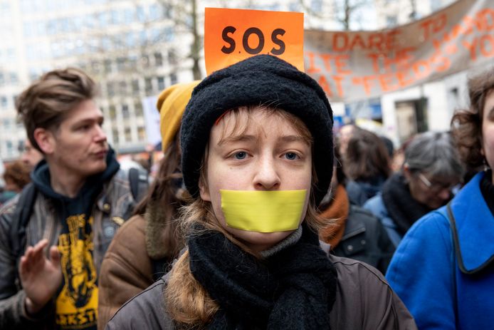 Actievoerders trekken door de straten van Brussel om hun ongenoegen over de cultuurbesparingen te uiten.