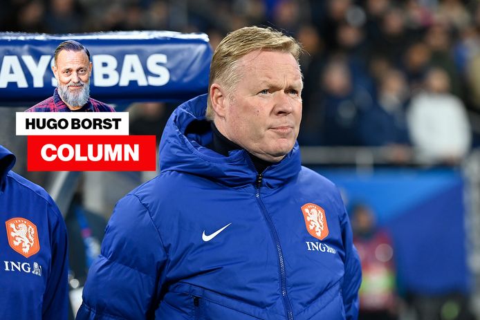 Ronald Koeman tijdens het volkslied voor Frankrijk - Nederland (4-0) vrijdagavond in Parijs.
