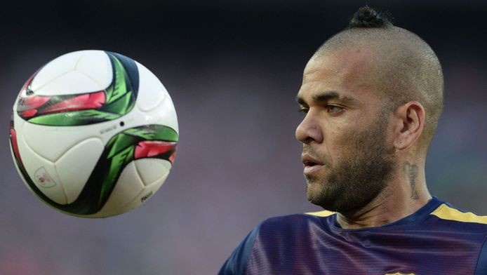 dani alves voetbalt met drol op hoofd