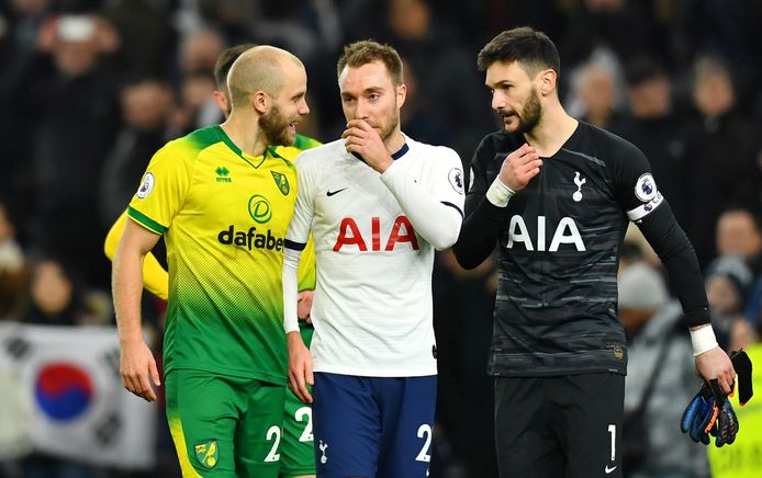 Christian Eriksen met links Teemu Pukki en rechts Hugo Lloris.