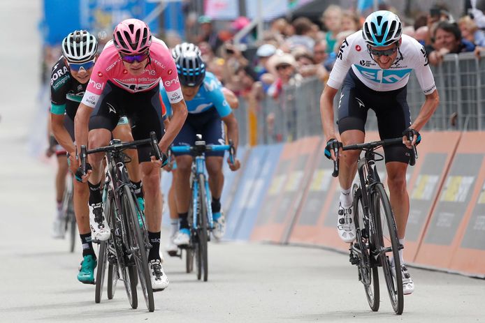 Vorig jaar moest Richard Carapaz (in het blauw) nog toezien hoe Chris Froome (in het roze) de Giro won. Vanaf volgend jaar worden ze misschien ploegmakkers.