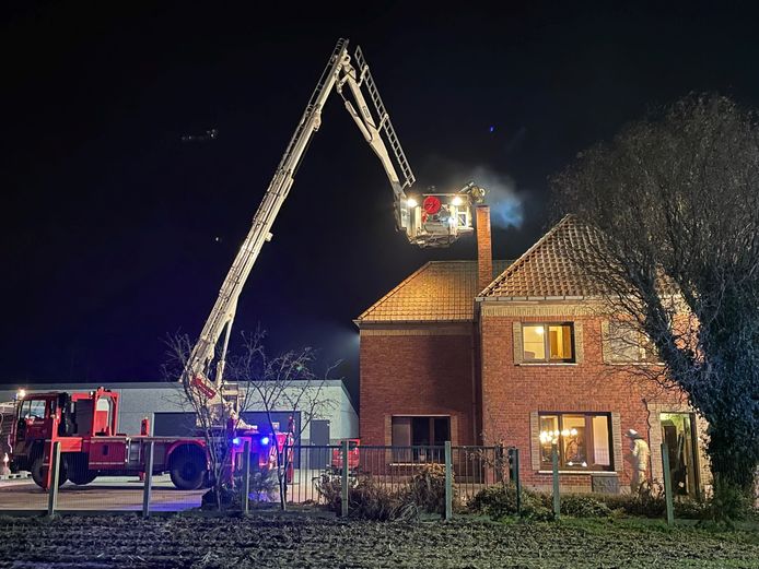 DOOMKERKE: de brandweer moest een hoogtewerker inzetten om boven de schouw van de woning te geraken.