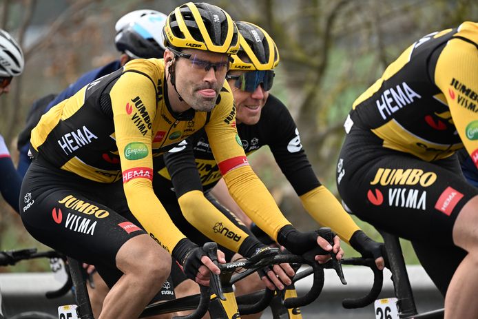 Tom Dumoulin naast Steven Kruijswijk in het peloton tijdens de eerste rit van de Ronde van Catalonië.