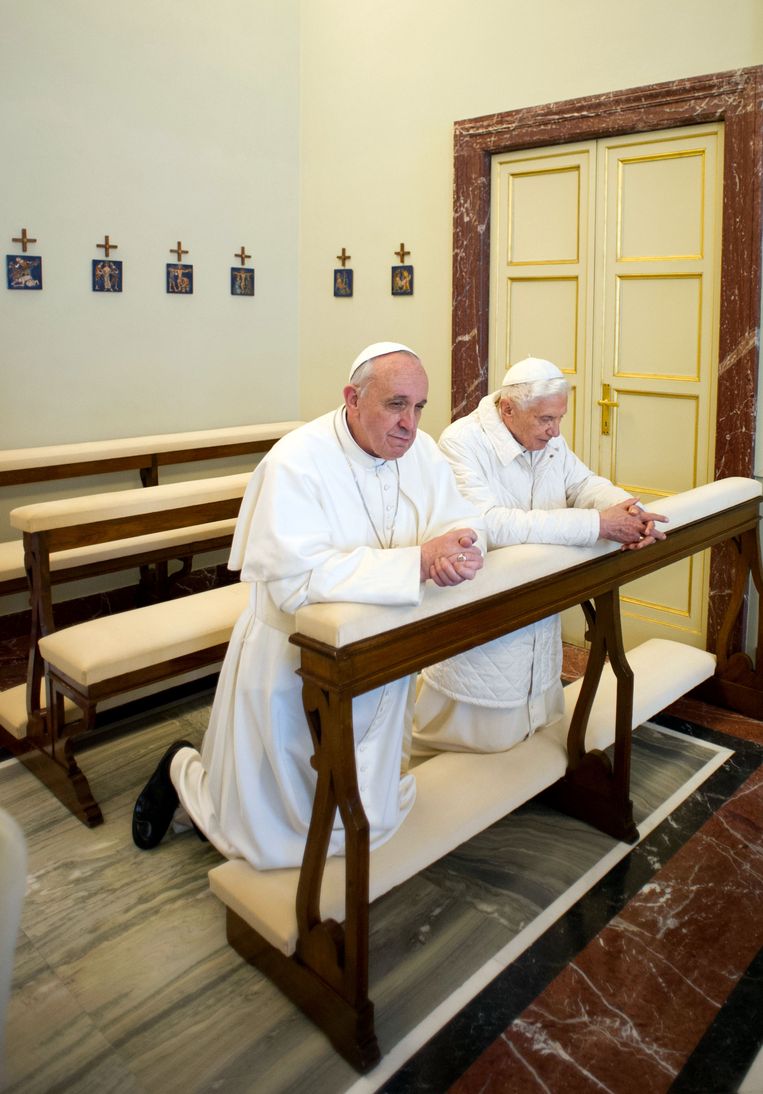 Paus Franciscus (links) bidt samen met oud-paus Benedictus XVI in 2013.  Beeld AP