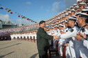 Xi Jingping bezoekt de bemanning van China’s eerste zelfgebouwde vliegdekschip in Sanya.