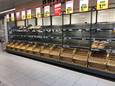 Bij supermarkt Boni in 't Harde is vrijwel de hele broodafdeling leeg. Ook andere schappen zijn leeg.