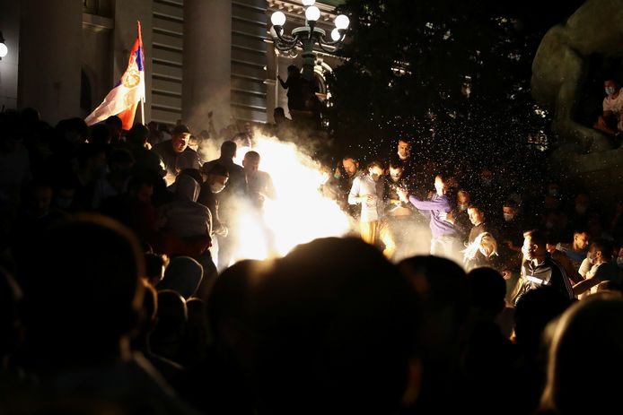 Rellen bij het Servisch parlement in Belgrado.