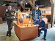 Rinus Bom, (vest met gele strepen) Rob de Vries in spijkerjas en Ed Stolte (blauwe trui) zijn drie van de velen vrijwilligers bij de nieuwe expositie  ‘trekpaard, kracht en traditie’. Zij hebben meegewerkt aan de opbouw.