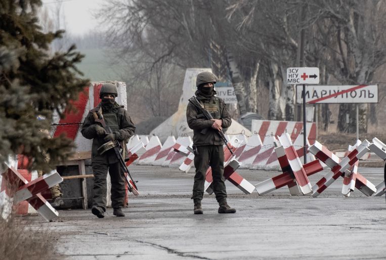Oekraïense soldaten bij een controlepost langs de grens met het door pro-Russische rebellen gecontroleerde deel van Donetsk, net buiten de Oekraïense havenstad Marioepol. Beeld AP