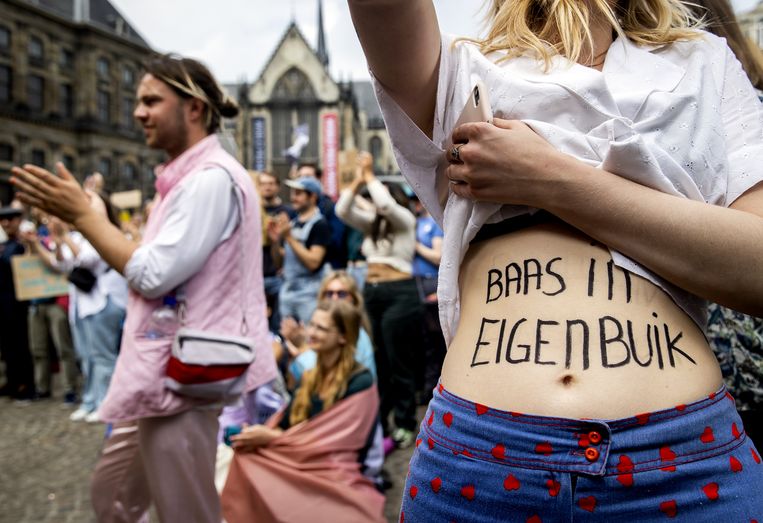 Solidariteitsdemonstratie voor het abortusrecht op de Dam. Door het besluit in de VS om een einde te maken aan het grondwettelijke recht op abortus staat het onderwerp ook in Nederland weer op de agenda. Beeld ANP /  ANP