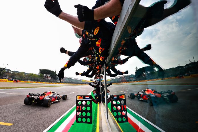Max Verstappen finisht in Imola als eerste.