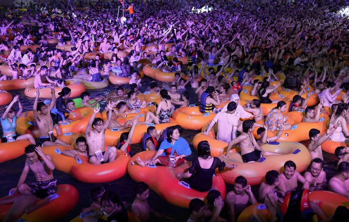 Op het zwembadfeestje in Wuhan op 15 augustus kwam veel kritiek, maar de Chinese overheid vond het een "strategische overwinning op het virus".