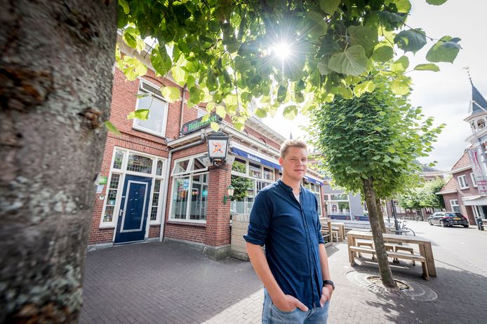 DENEKAMP - Uitbater Dennis Bos voor zijn eetcafé De Musketier aan de Grotestraat in Denekamp.