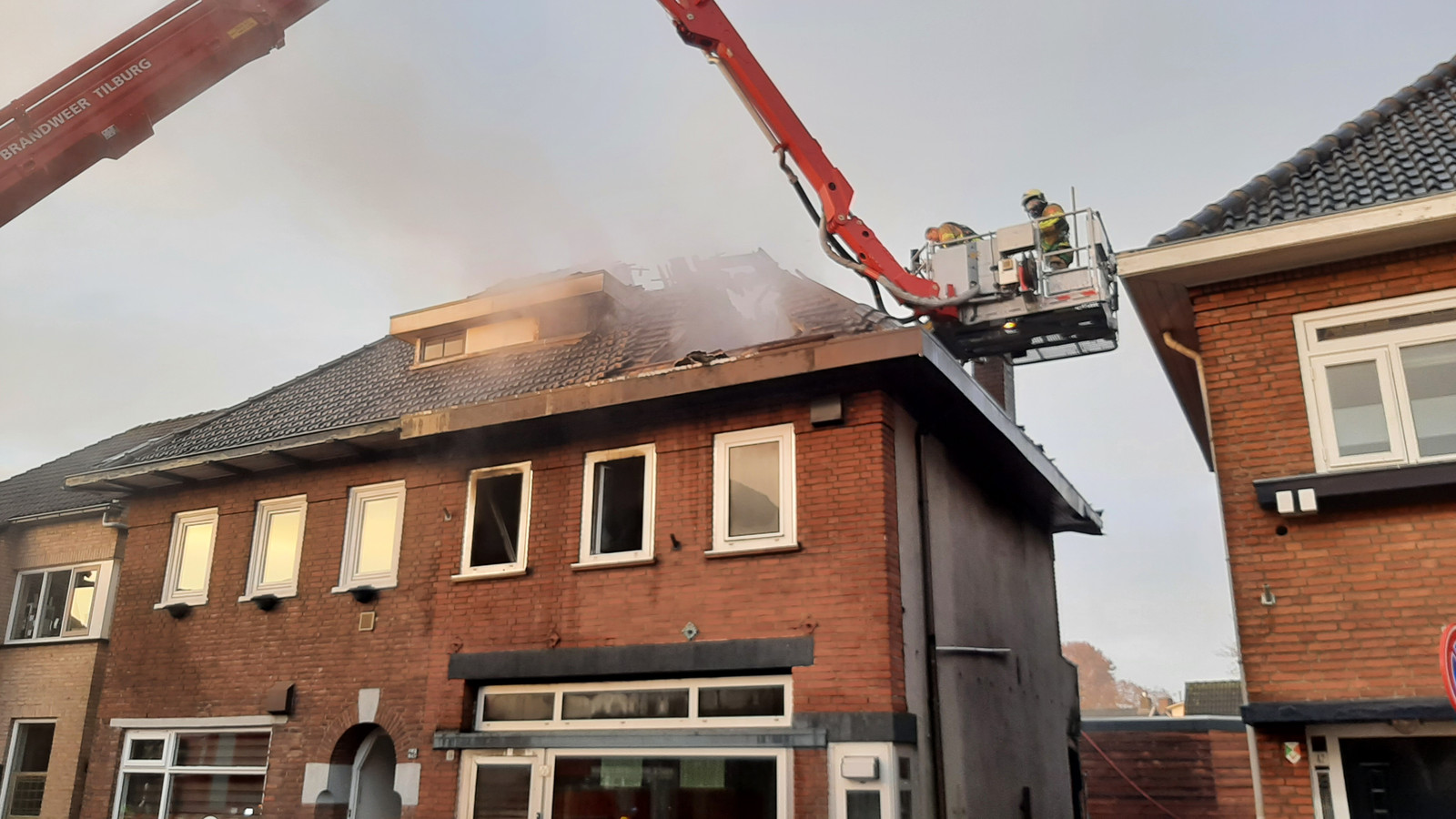 Rond 10.00 uur in de ochtend begon de brandweer met het zoeken naar de vermiste bewoonster. Haar stoffelijk overschot wordt even later gevonden.