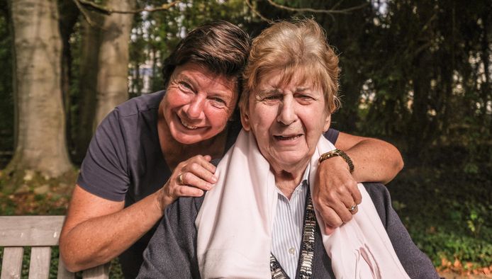 Knuffelen Mag Weer En Bewoners Woonzorgcentra Genieten Met Volle Teugen “bezoek Is Mamas