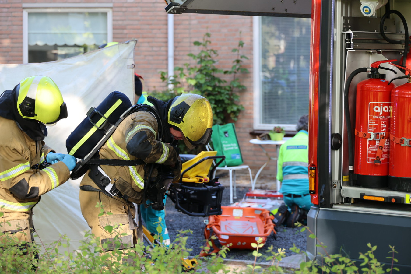 Brandweer Haalt Zwaargewonde Vrouw Uit Brandend Huis In Empel Foto Adnl 7727