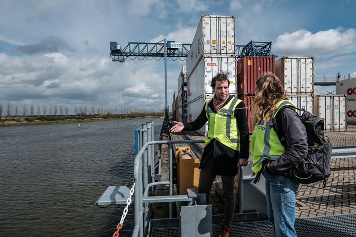 Bastiaan Lintjens van Container Terminal Doesburg aan de kade waar tienduizenden containers ingescheept worden. Met aardappels en melk richting de rest van de wereld.