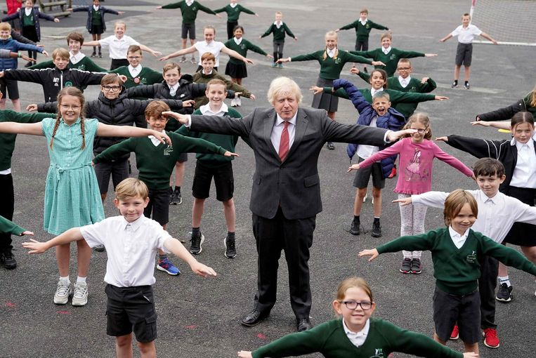 Johnson traint kinderen in social distancing. Beeld AFP