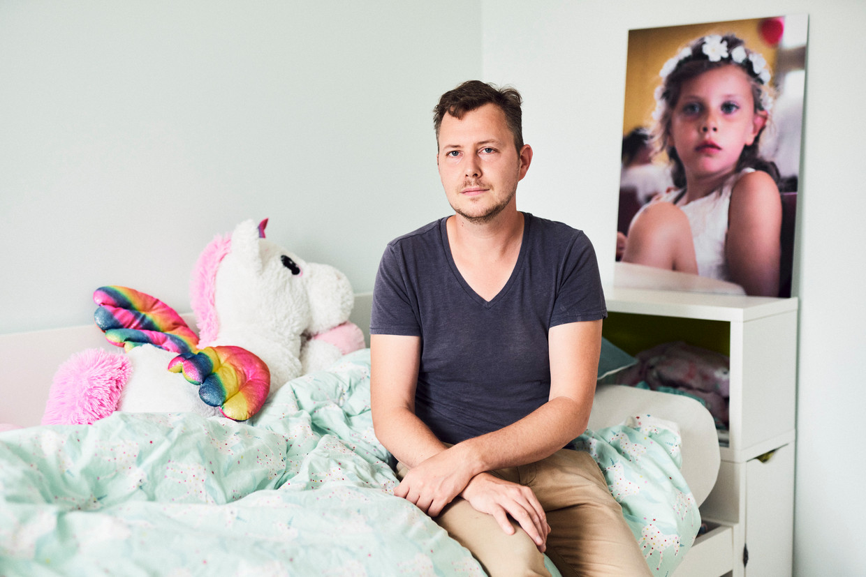 André De Laat verloor zes maanden geleden zijn 7-jarige dochter Loes: ‘Ik heb een hekel aan de term ‘zwakke weggebruikers’.’ Beeld Thomas Nolf