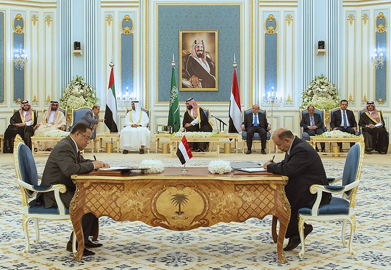 De ondertekening van het akkoord in Saudi-Arabië.   Beeld ANP