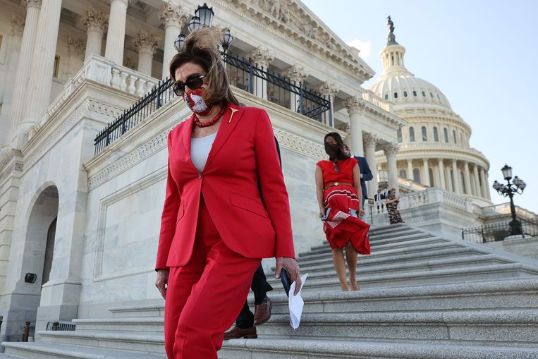 Nancy Pelosi gisteren voor het Capitool in Washington DC. Beeld AFP