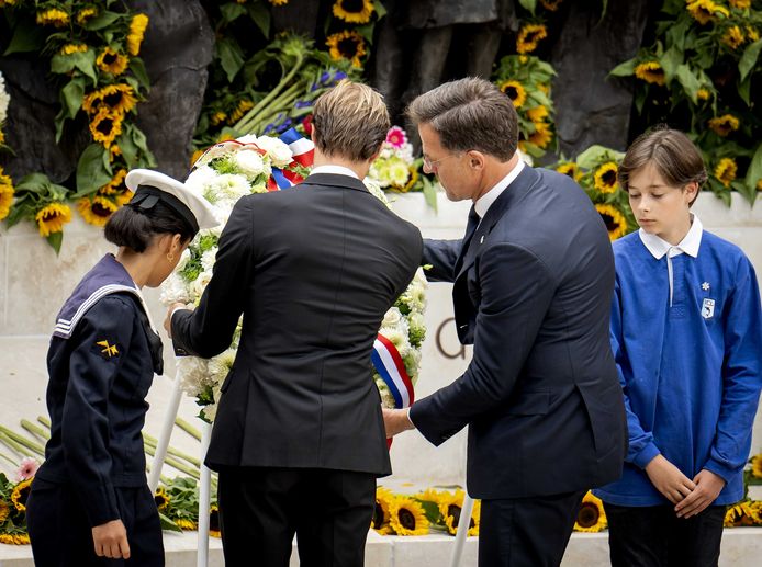 Perdana Menteri Mark Rutte, dengan Menteri Negara Martin van Ogen (Kesehatan Masyarakat, Kesejahteraan dan Olahraga), meletakkan karangan bunga di Indish Memorial atas nama Kabinet Kerajaan.