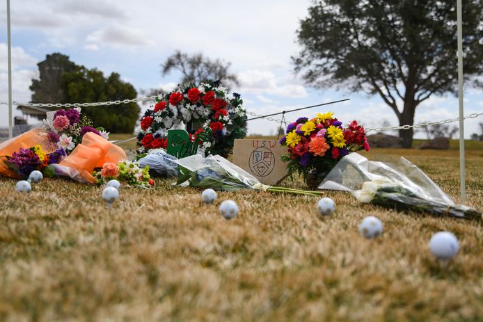 Bloemen en golfballen ter nagedachtenis aan het universitaire golfteam van University of the Southwest.