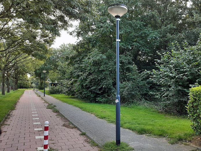 Alleen de beugels waaraan het alcoholverbodsbord vastzat, hangen nog aan de lantaarnpaal in wijkpark 't Haagje. Er zijn op meerdere plaatsen borden weg.