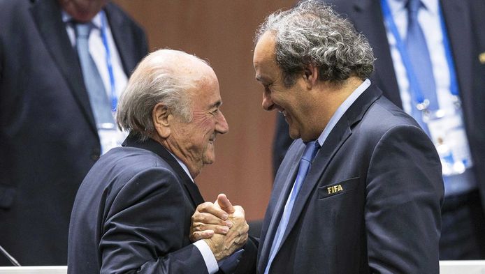 Le président français de l'UEFA et le président démissionnaire suisse de la Fifa sont suspendus de leur fonction et de toute activité liée au football jusqu'au 5 janvier.