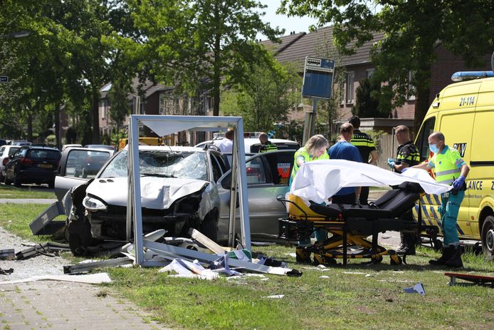 De man is tegen een bushokje aan de Schalkskampweg in Oss gereden.