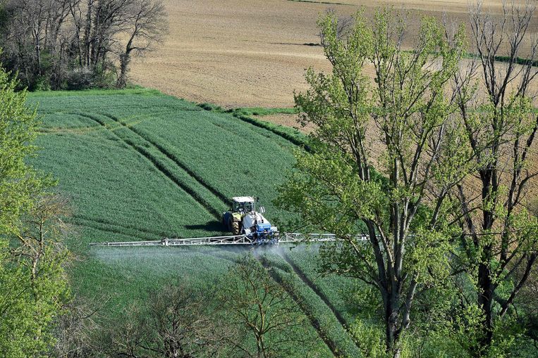 Chemicaliën worden uitgespoten in Villefranche-de-Lauragais, 2018. Beeld AFP