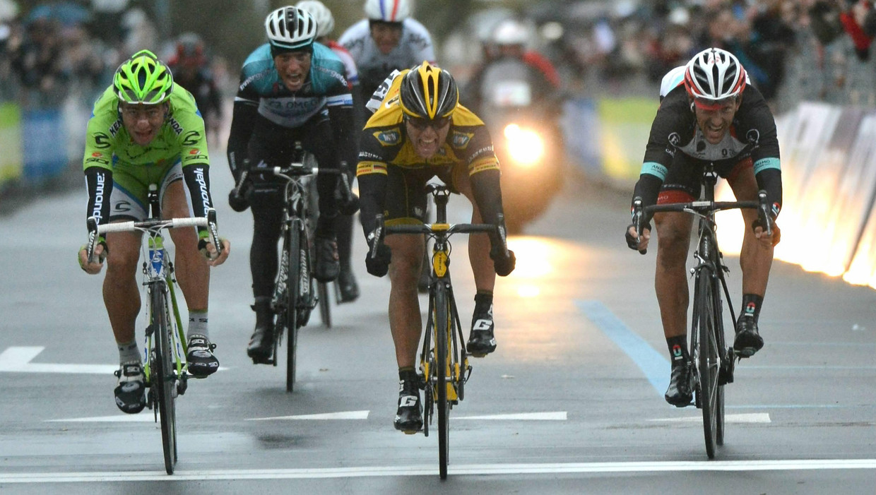 Ciolek (m) is Sagan (l) en Cancellara te snel af. Beeld EPA