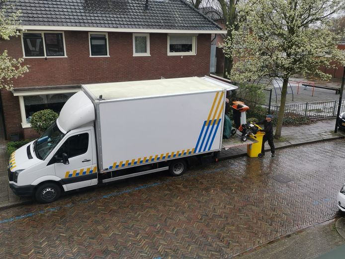 Politie verwijdert de apparatuur van een hennepkwekerij uit een Hengelose woning.