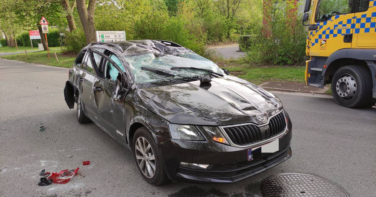 Auto belandt op dak na hevige botsing Kortrijk hln.be