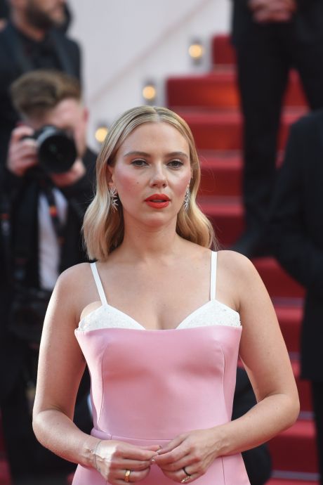 Scarlett Johansson crée la surprise et dévoile un impressionnant tatouage sur le tapis rouge de Cannes