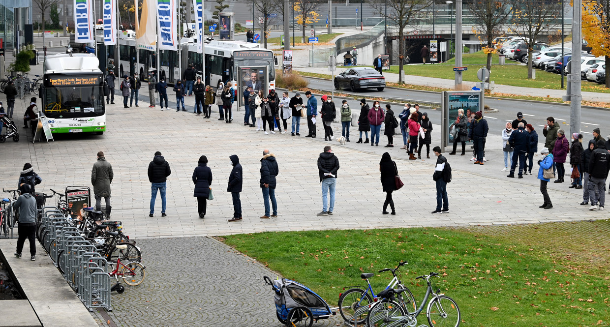 In Salzburg staan tientallen wachtenden bij de vaccinatiebus. Beeld Barbara Gindl / AFP