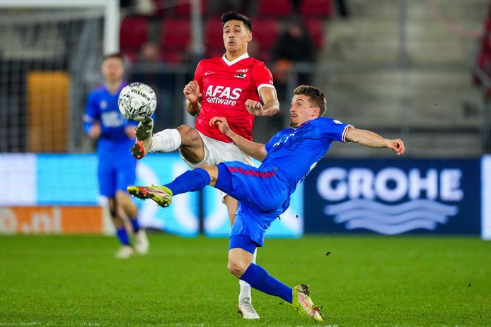 Michal Sadilek namens FC Twente in duel met AZ-middenvelder Tijjani Reijnders.